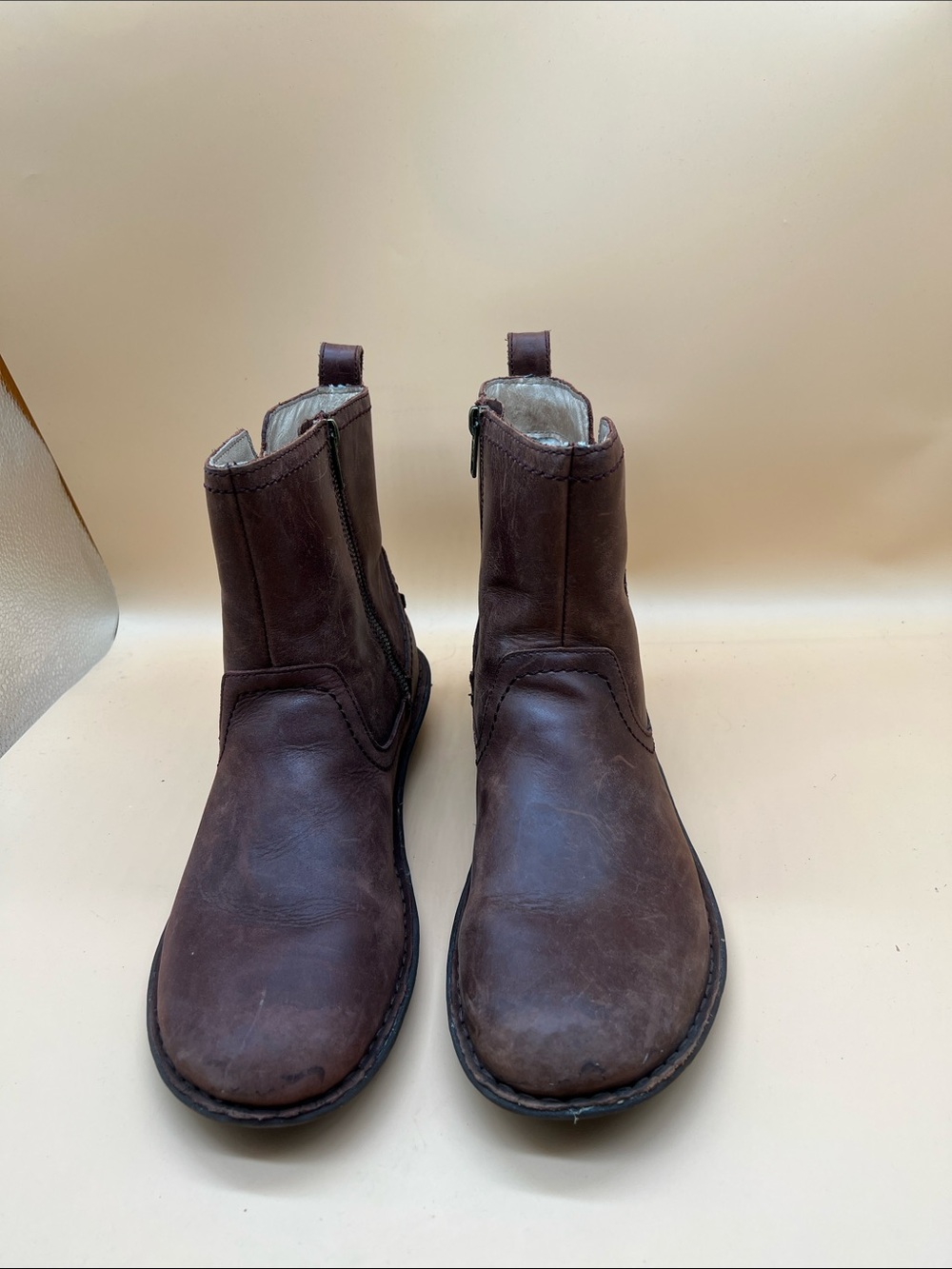 UGG Neevah Ladies Shearling Lined Boots Leather  Ankle Side Zipper Size 11